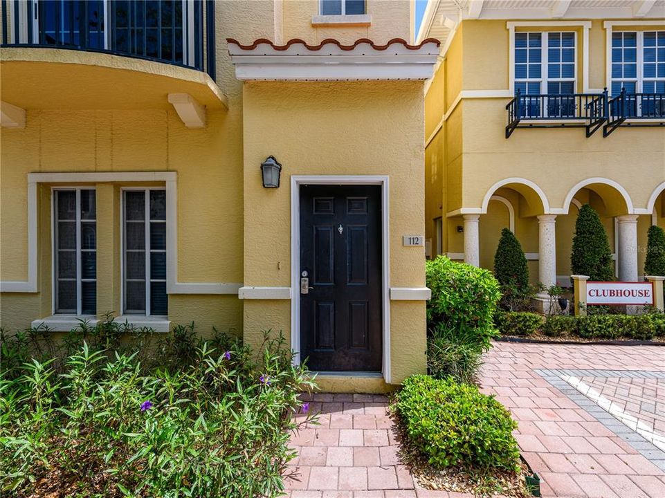 Active With Contract: $2,100 (1 beds, 1 baths, 881 Square Feet)