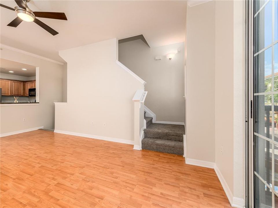 Active With Contract: $2,100 (1 beds, 1 baths, 881 Square Feet)