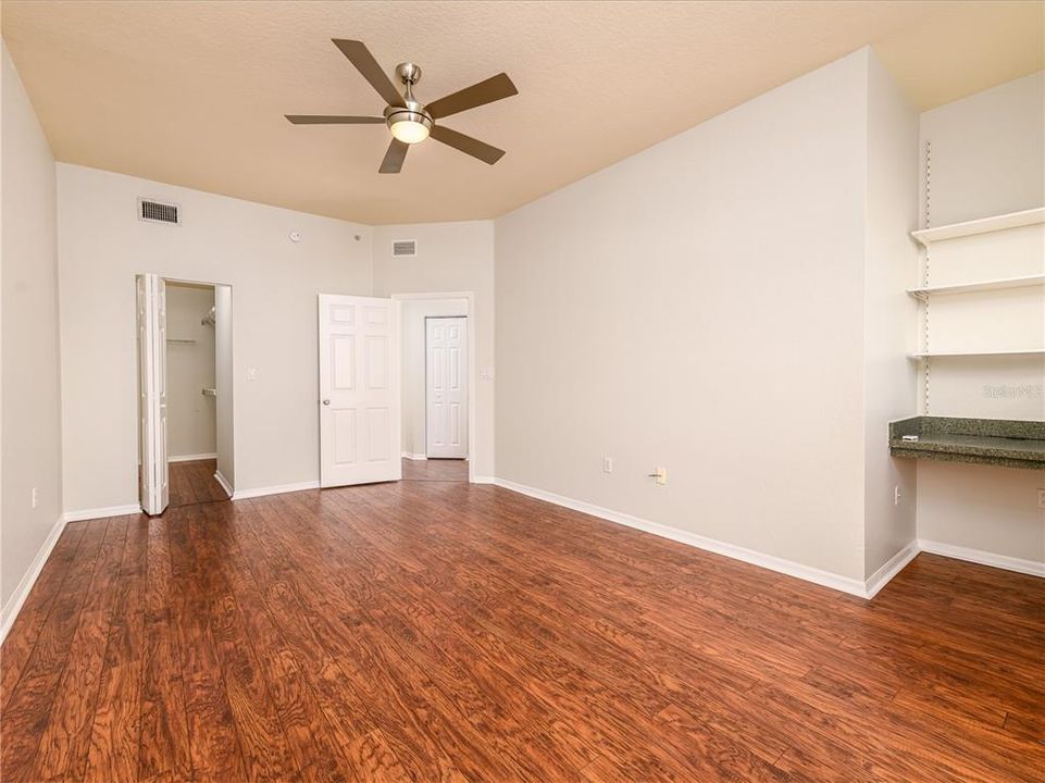 Active With Contract: $2,100 (1 beds, 1 baths, 881 Square Feet)