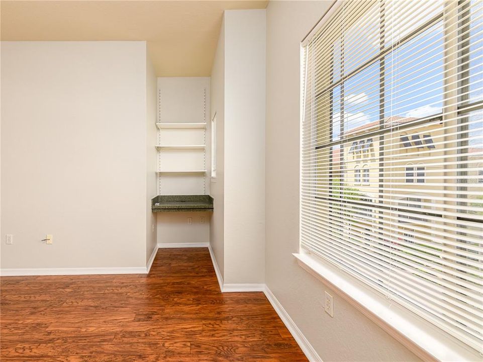 Active With Contract: $2,100 (1 beds, 1 baths, 881 Square Feet)