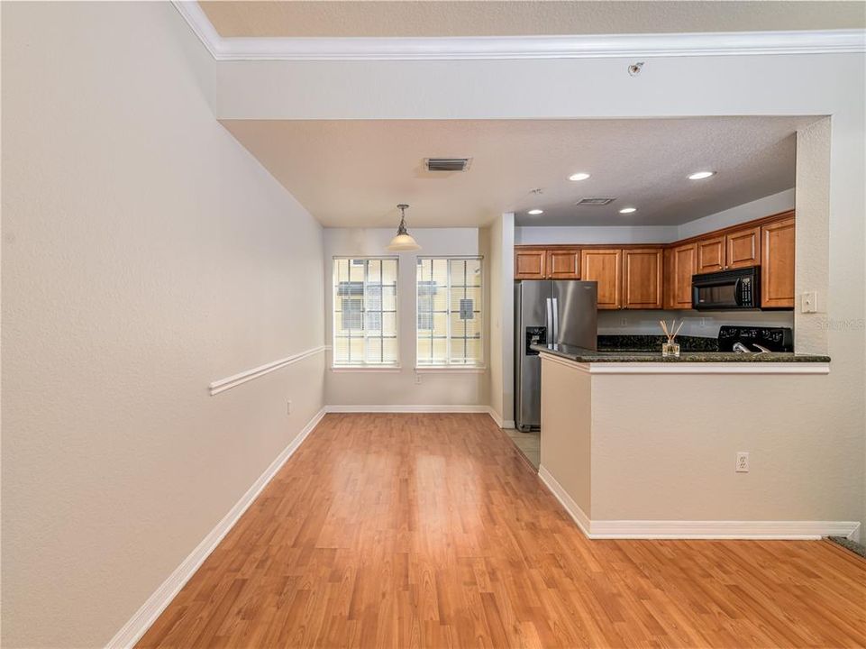 Active With Contract: $2,100 (1 beds, 1 baths, 881 Square Feet)