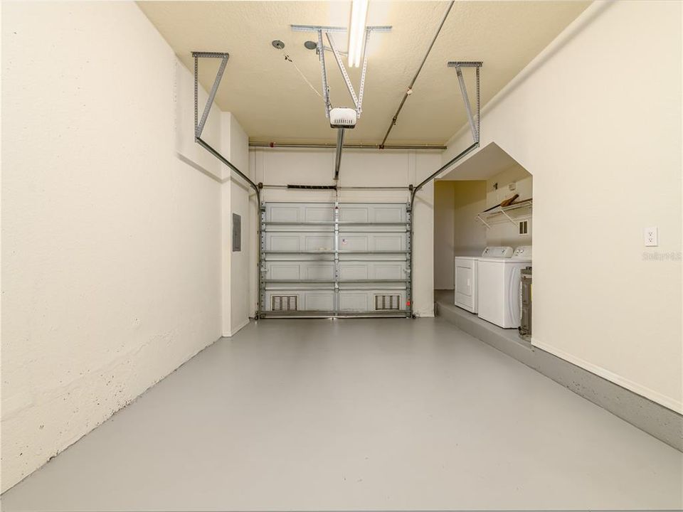 Active With Contract: $2,100 (1 beds, 1 baths, 881 Square Feet)
