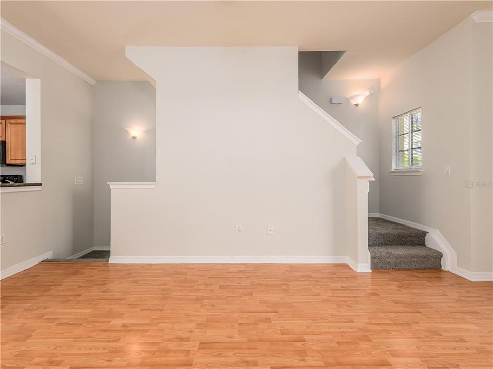 Active With Contract: $2,100 (1 beds, 1 baths, 881 Square Feet)