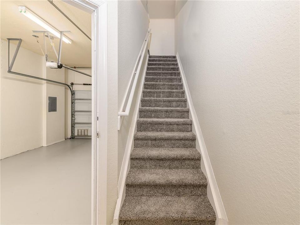 Active With Contract: $2,100 (1 beds, 1 baths, 881 Square Feet)