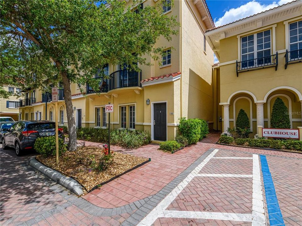 Active With Contract: $2,100 (1 beds, 1 baths, 881 Square Feet)