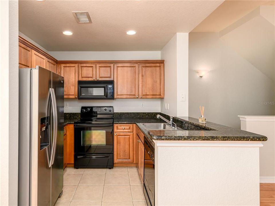 Active With Contract: $2,100 (1 beds, 1 baths, 881 Square Feet)