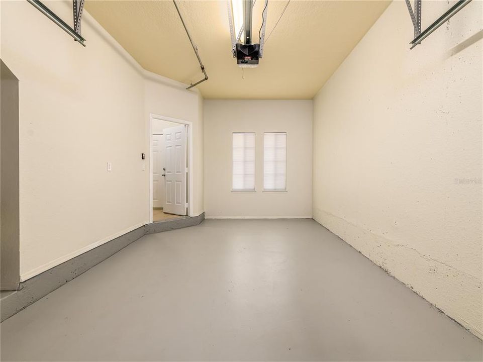 Active With Contract: $2,100 (1 beds, 1 baths, 881 Square Feet)