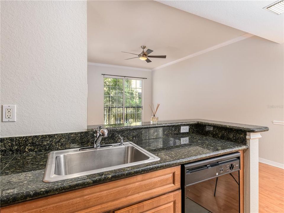 Active With Contract: $2,100 (1 beds, 1 baths, 881 Square Feet)