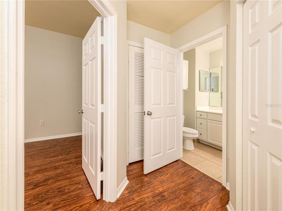 Active With Contract: $2,100 (1 beds, 1 baths, 881 Square Feet)