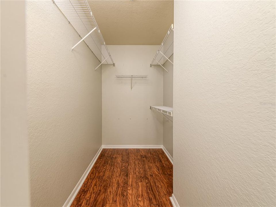 Active With Contract: $2,100 (1 beds, 1 baths, 881 Square Feet)
