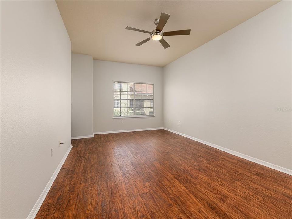 Active With Contract: $2,100 (1 beds, 1 baths, 881 Square Feet)