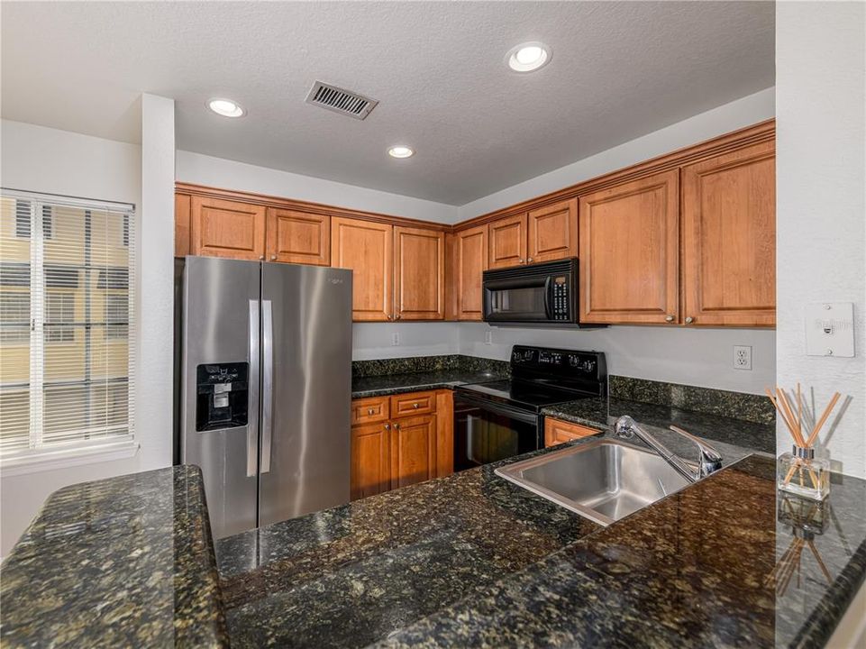 Active With Contract: $2,100 (1 beds, 1 baths, 881 Square Feet)