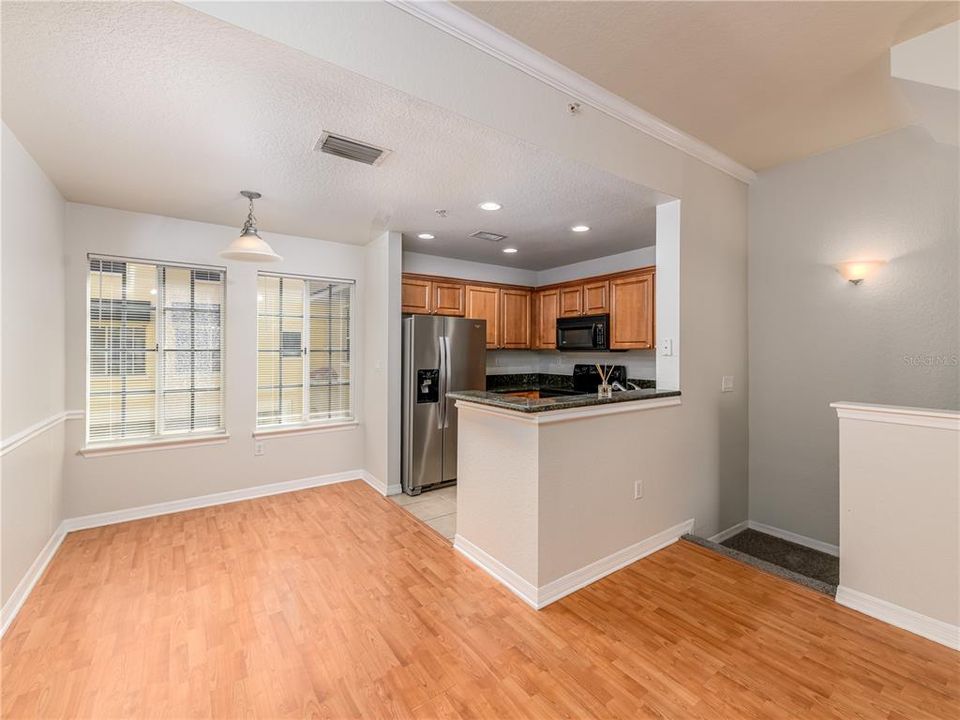 Active With Contract: $2,100 (1 beds, 1 baths, 881 Square Feet)