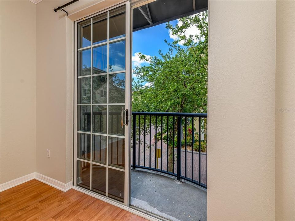 Active With Contract: $2,100 (1 beds, 1 baths, 881 Square Feet)