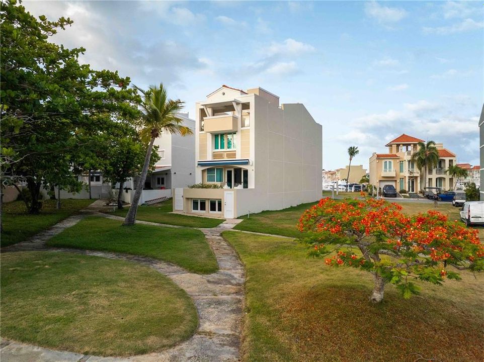 На продажу: $1,885,000 (4 спален, 4 ванн, 3612 Квадратных фут)