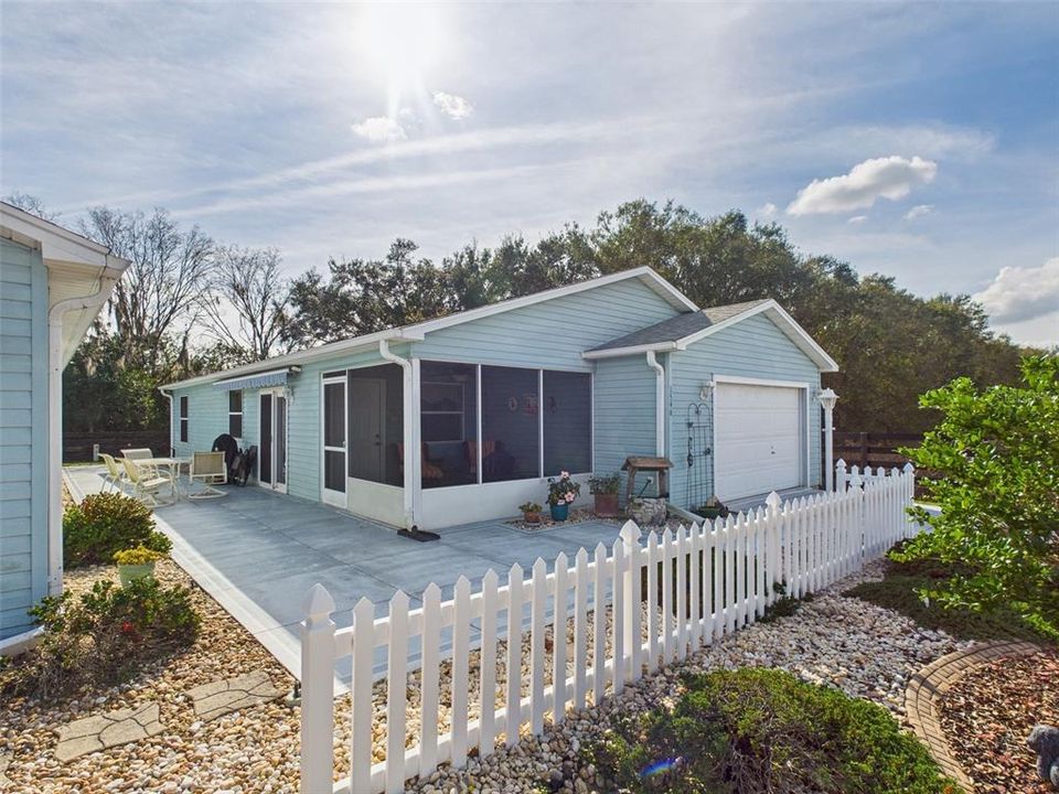 Active With Contract: $249,990 (2 beds, 2 baths, 1139 Square Feet)