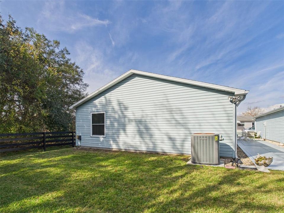 Active With Contract: $249,990 (2 beds, 2 baths, 1139 Square Feet)