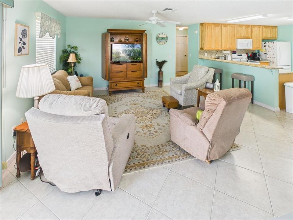 Active With Contract: $249,990 (2 beds, 2 baths, 1139 Square Feet)