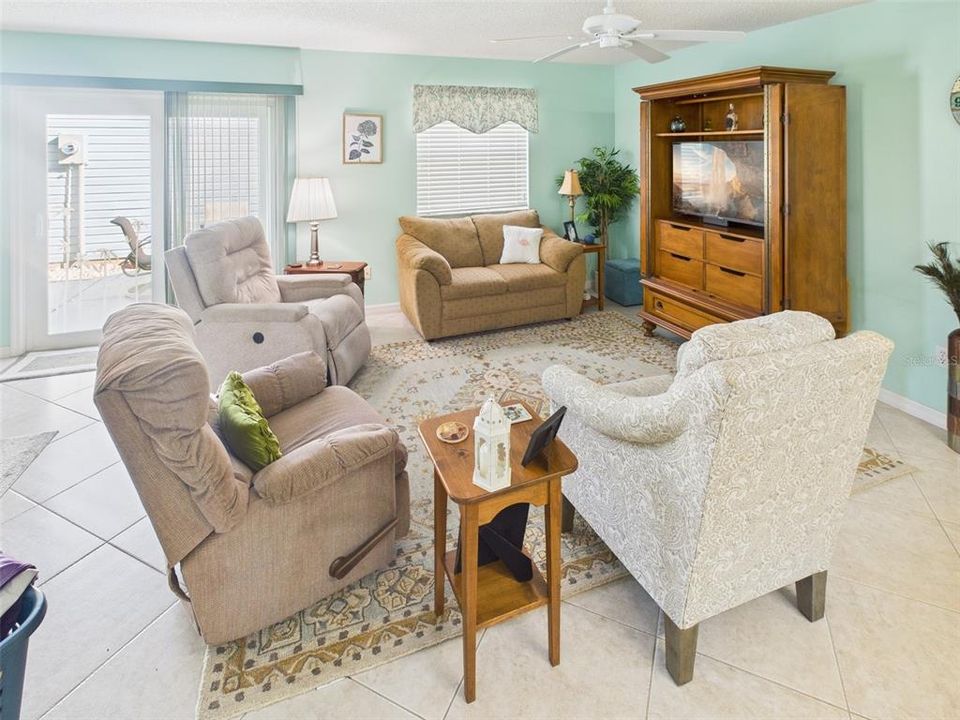 Active With Contract: $249,990 (2 beds, 2 baths, 1139 Square Feet)