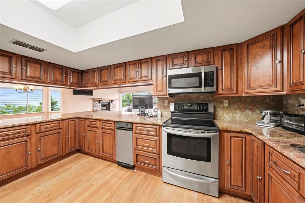 En Venta: $740,000 (5 camas, 2 baños, 2288 Pies cuadrados)