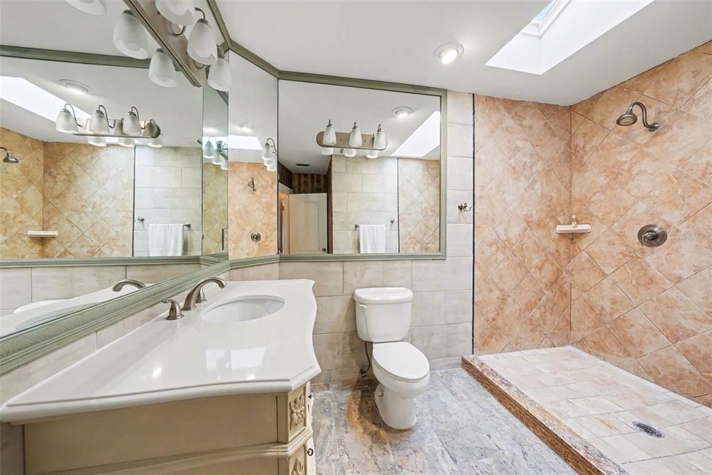 En Venta: $740,000 (5 camas, 2 baños, 2288 Pies cuadrados)