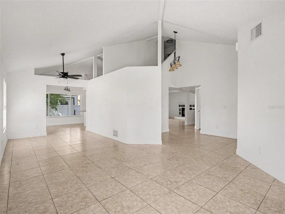 Activo con contrato: $389,950 (3 camas, 3 baños, 2418 Pies cuadrados)