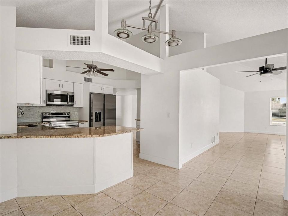 Activo con contrato: $389,950 (3 camas, 3 baños, 2418 Pies cuadrados)