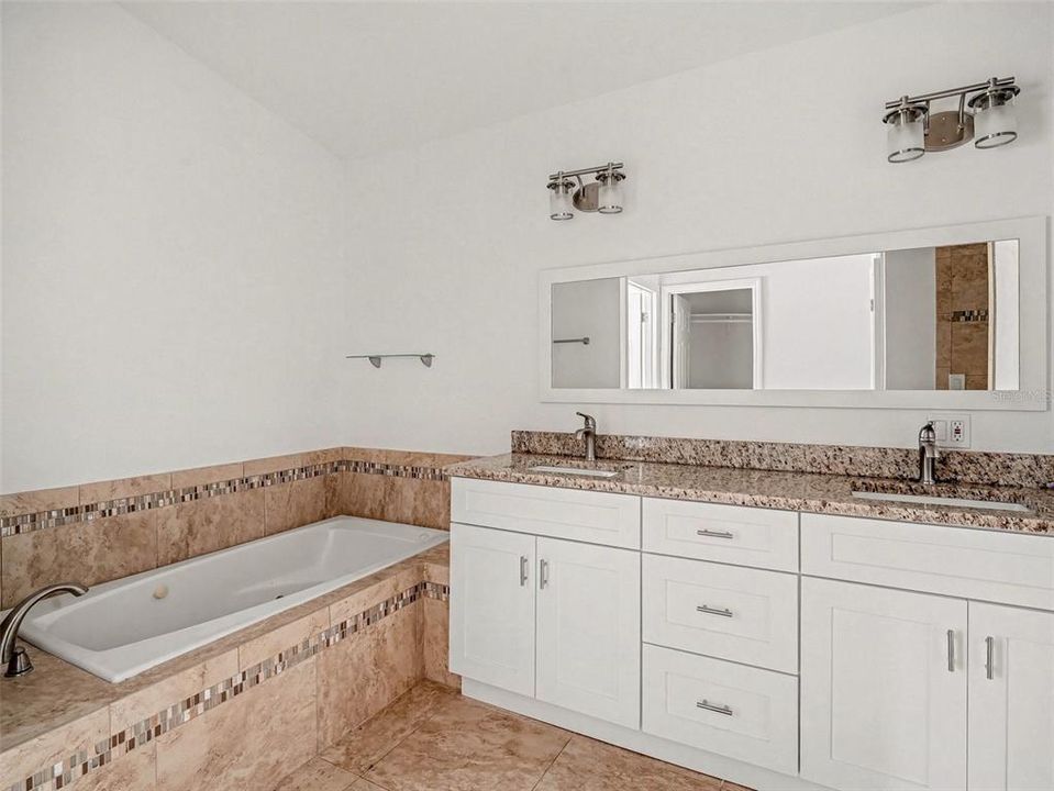 Activo con contrato: $389,950 (3 camas, 3 baños, 2418 Pies cuadrados)