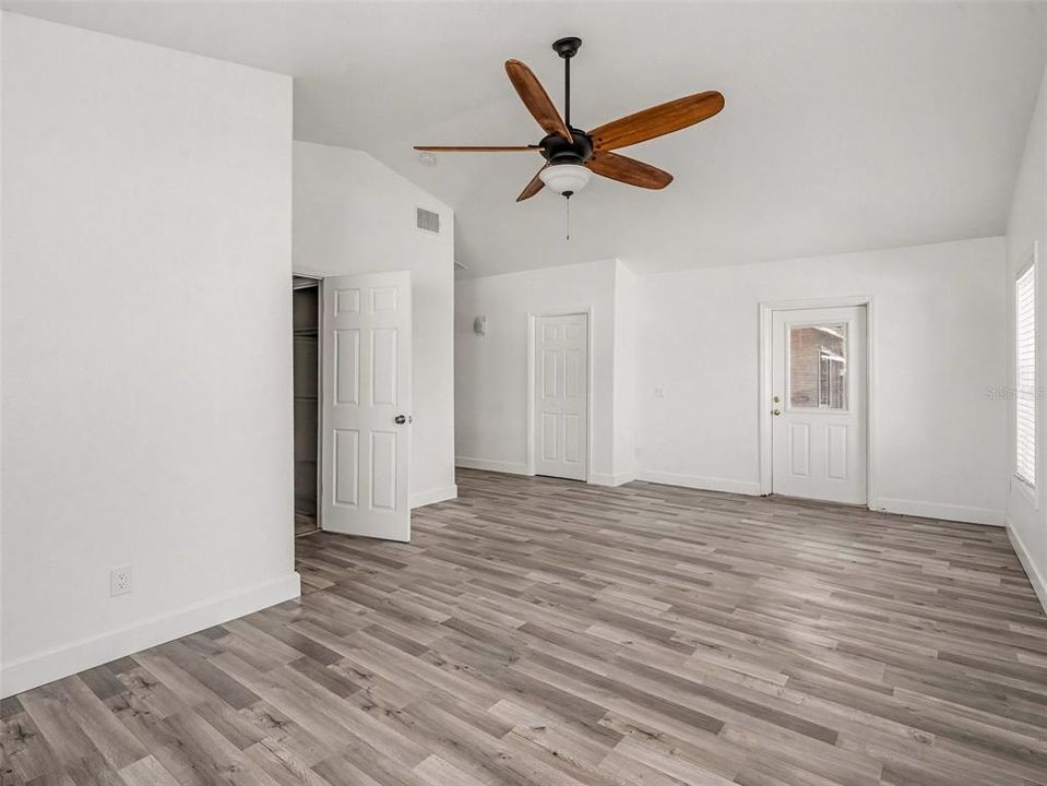 Activo con contrato: $389,950 (3 camas, 3 baños, 2418 Pies cuadrados)