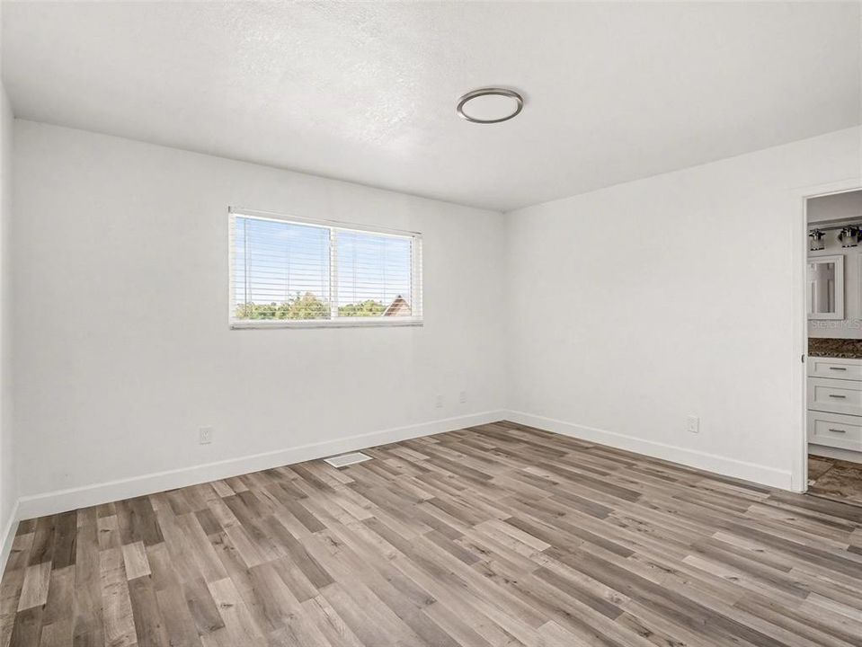 Activo con contrato: $389,950 (3 camas, 3 baños, 2418 Pies cuadrados)