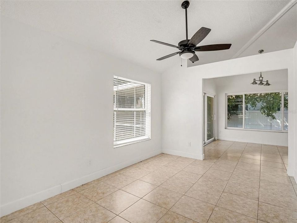 Activo con contrato: $389,950 (3 camas, 3 baños, 2418 Pies cuadrados)