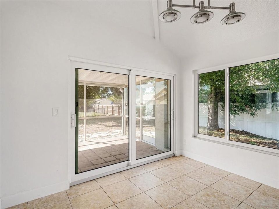 Activo con contrato: $389,950 (3 camas, 3 baños, 2418 Pies cuadrados)