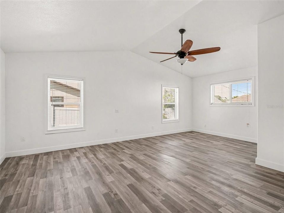 Activo con contrato: $389,950 (3 camas, 3 baños, 2418 Pies cuadrados)