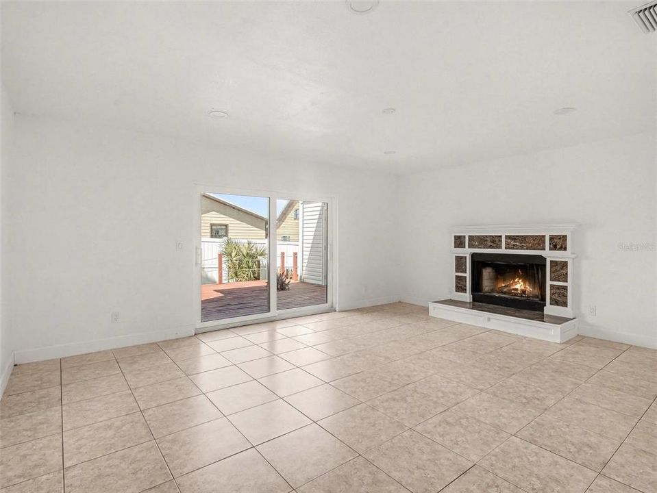 Activo con contrato: $389,950 (3 camas, 3 baños, 2418 Pies cuadrados)