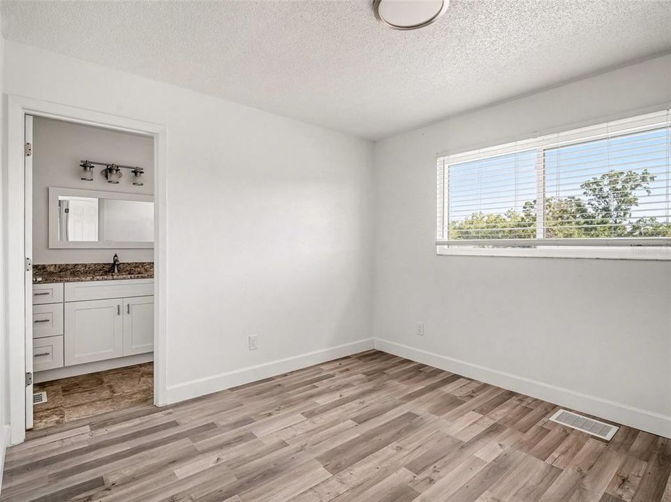 Activo con contrato: $389,950 (3 camas, 3 baños, 2418 Pies cuadrados)