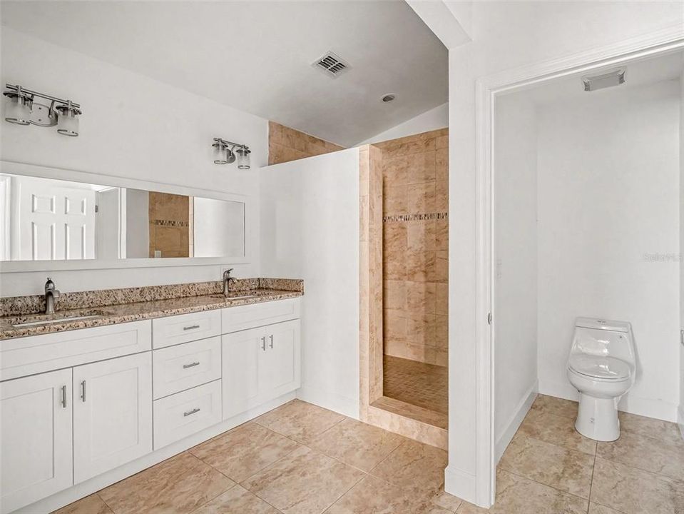 Activo con contrato: $389,950 (3 camas, 3 baños, 2418 Pies cuadrados)