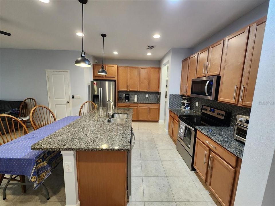 For Rent: $2,998 (3 beds, 2 baths, 1888 Square Feet)
