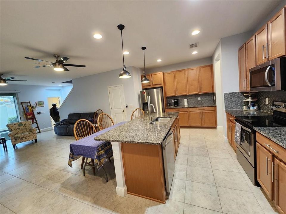 For Rent: $2,998 (3 beds, 2 baths, 1888 Square Feet)
