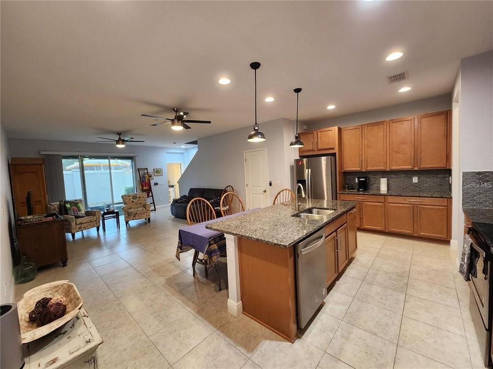 For Rent: $2,998 (3 beds, 2 baths, 1888 Square Feet)