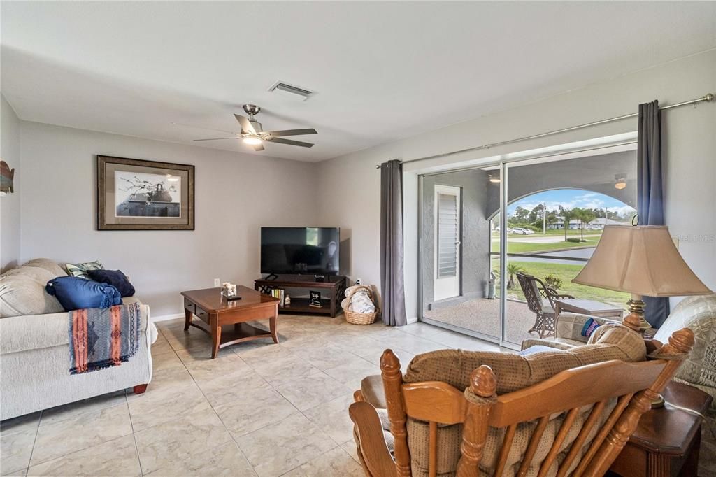 For Rent: $1,150 (2 beds, 1 baths, 825 Square Feet)