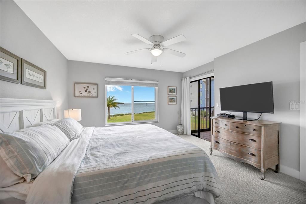 For Sale: $299,000 (2 beds, 2 baths, 1025 Square Feet)