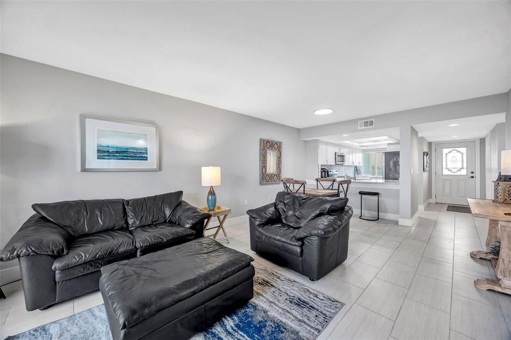 For Sale: $299,000 (2 beds, 2 baths, 1025 Square Feet)