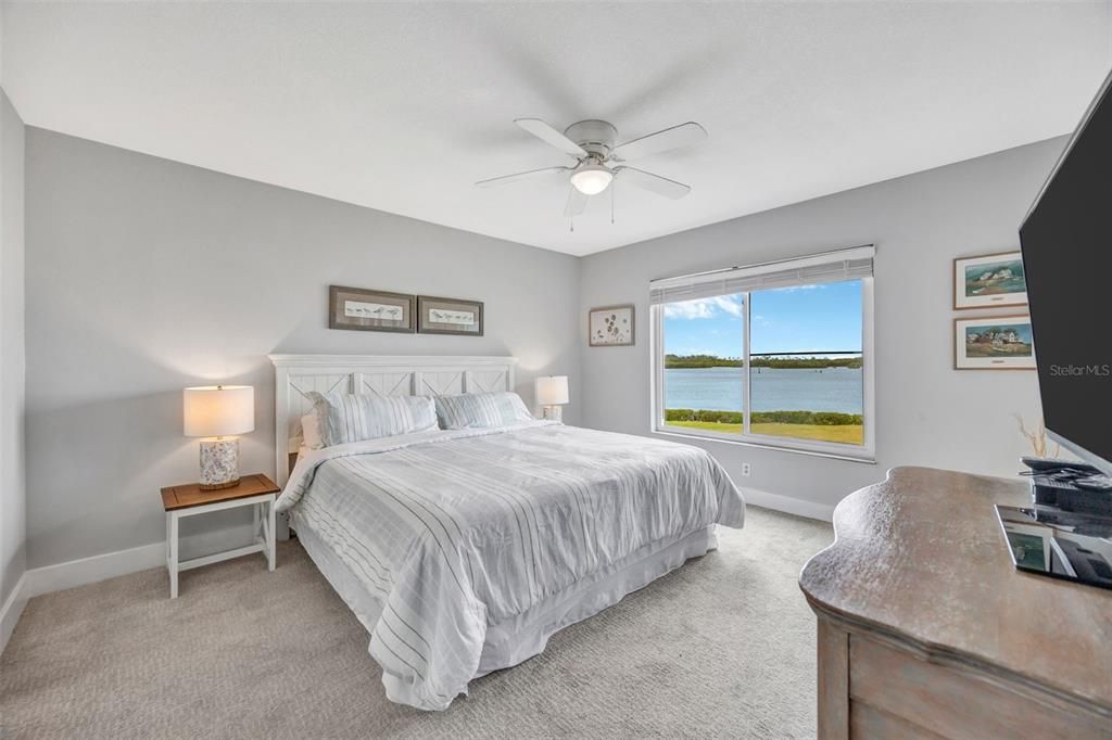 For Sale: $299,000 (2 beds, 2 baths, 1025 Square Feet)