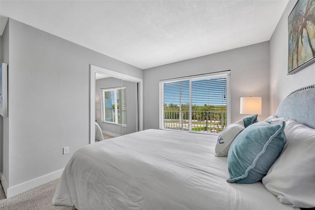 For Sale: $299,000 (2 beds, 2 baths, 1025 Square Feet)