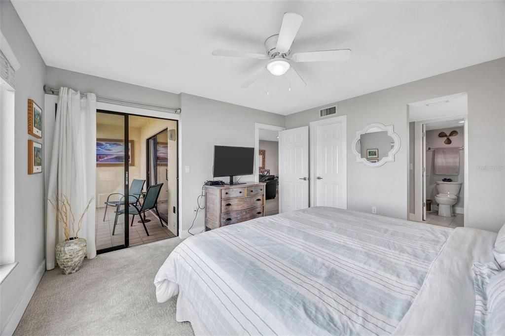 For Sale: $299,000 (2 beds, 2 baths, 1025 Square Feet)