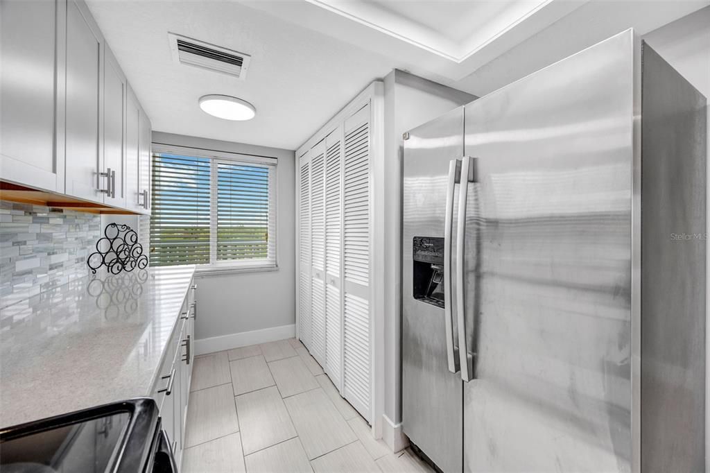 For Sale: $299,000 (2 beds, 2 baths, 1025 Square Feet)