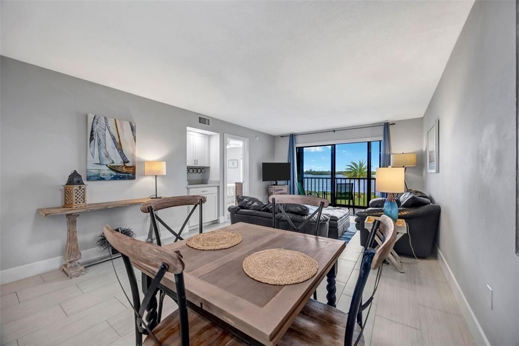 For Sale: $299,000 (2 beds, 2 baths, 1025 Square Feet)