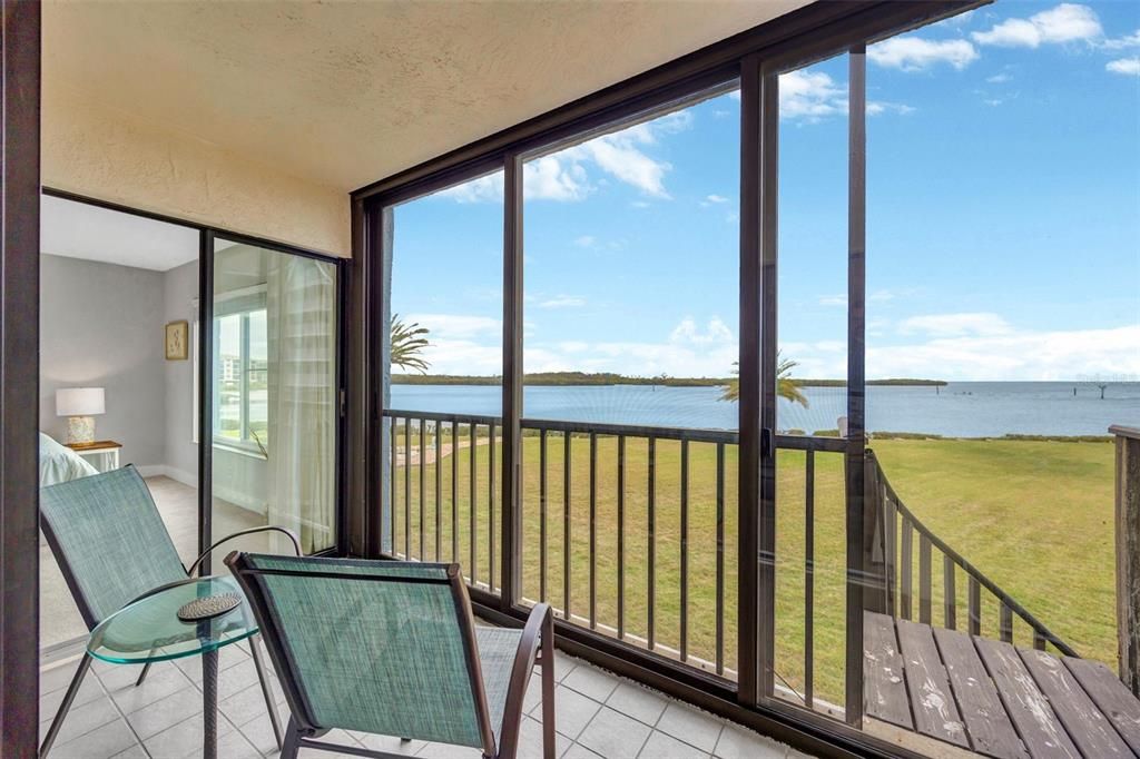 For Sale: $299,000 (2 beds, 2 baths, 1025 Square Feet)