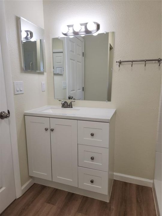 For Sale: $172,900 (2 beds, 1 baths, 915 Square Feet)