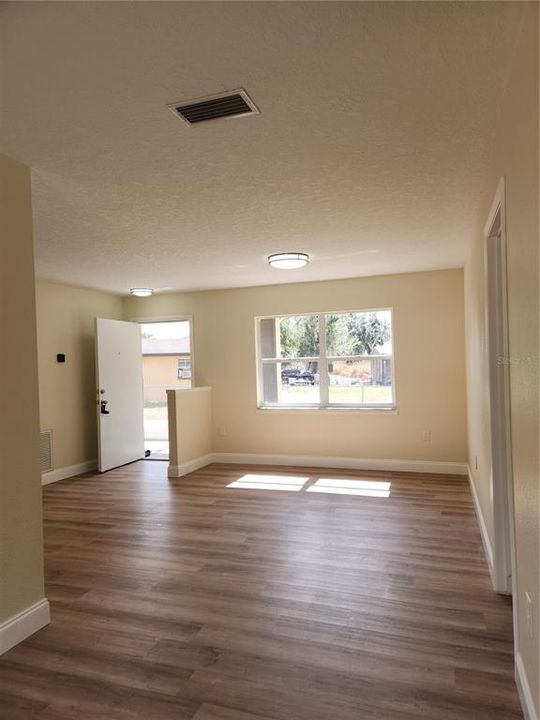 For Sale: $172,900 (2 beds, 1 baths, 915 Square Feet)